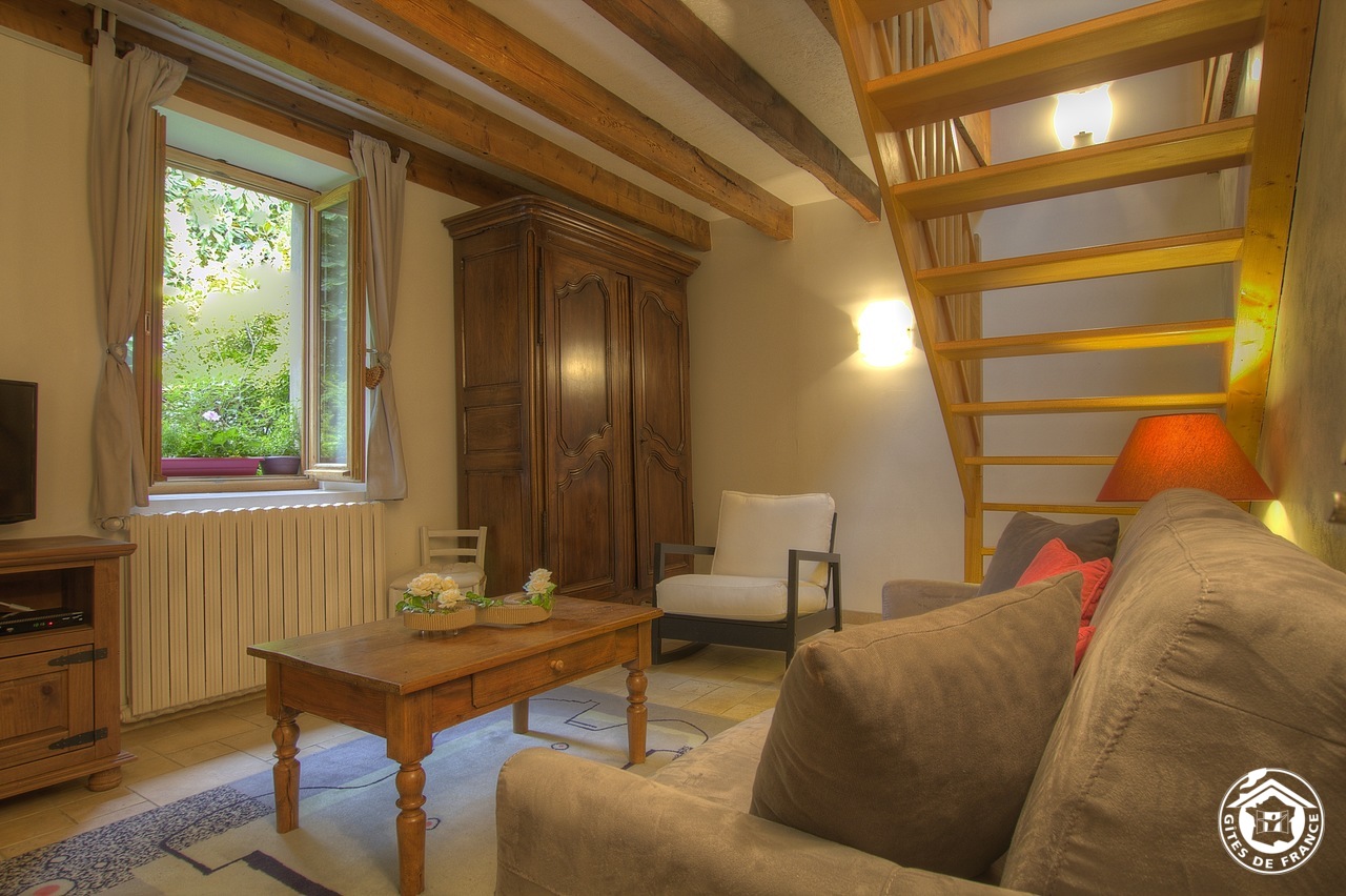 Le salon avec l'accès à l'étage